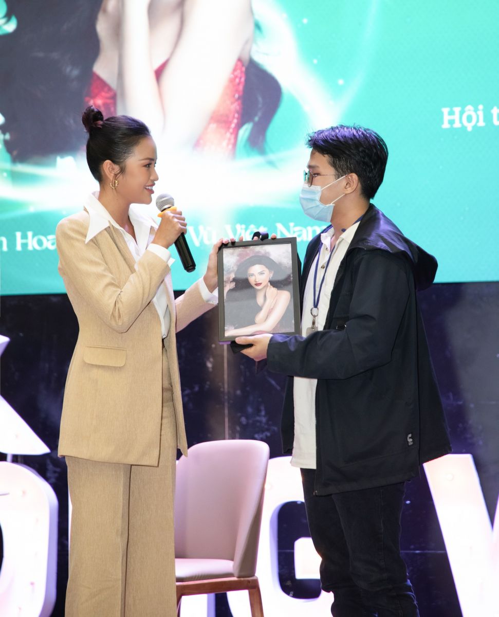 Hoa hậu Ngọc Châu làm diễn giả, hào hứng giải đáp những câu hỏi khó của sinh viên Huflit